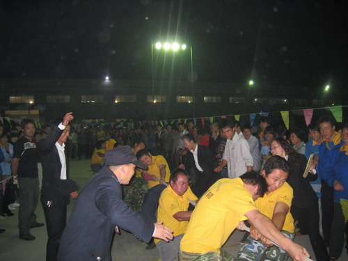 笑容可掬庆国庆，，，，，，，，五彩缤纷展风范