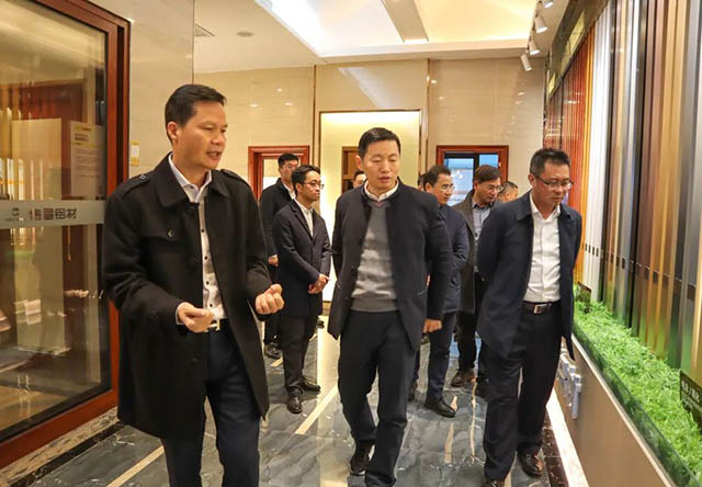 潘伟深董事长向导向导旅行体验馆，，，，，，并为其先容德赢VWIN全铝应用工业链