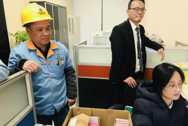 收到新年糖、购物卡等新春福利，，，，，，，，员工们展现出喜悦的笑容