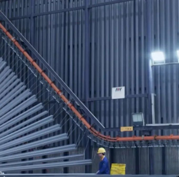 经由一代人兢兢业业的生长，，，，，，，，在新一代“铝”行人的探索下，，，，，，，，佛山铝型材将走向何方?