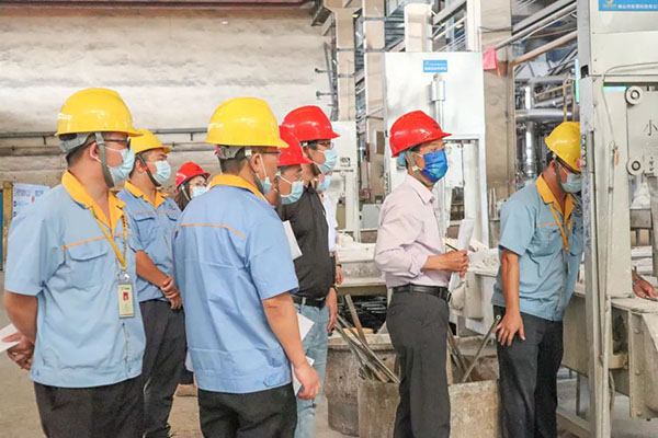 专家组一行和公司向导、手艺主干一同交流“铝七条”整改情形以及行业资讯