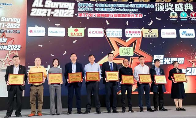 德赢VWIN集团销售总司理刘洪之(右二)代表上台领奖